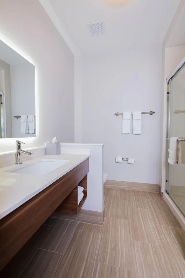 suite, multiple beds، Holiday Inn Express & Suites Houston North I-45 Spring, an IHG Hotel 5/5