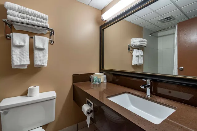جناح بسرير كينج بغرفتين مع أريكة، Best Western Marquis Inn and Suites 3/3