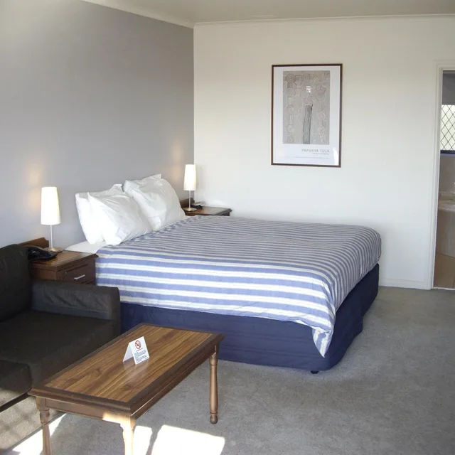 غرفة بسرير كينج وسرير كوين بجاكوزي، Best Western the Tudor Box Hill 2/8