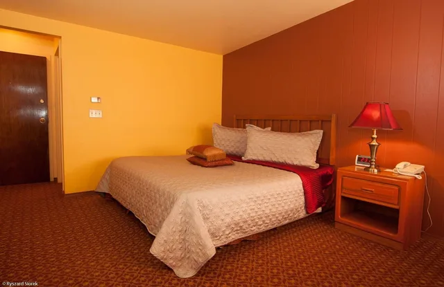 غرفة قياسية بسرير كوين، Valley Hi Motel 1/2
