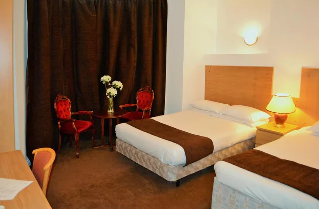 غرفة سوبيريور ثلاثية بسرير مزدوج وسرير فردي بإطلالة على البحر، Four Saints Brig Y Don Hotel 4/7