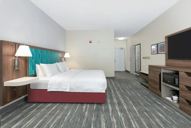 غرفة بسرير كينج لذوي الإعاقة، Hampton Inn Kingsville 1/5