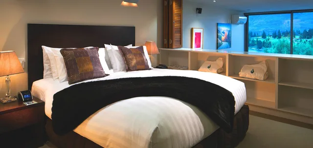 Lake View Two Bedroom Apartment with Balcony and Two Bathrooms, Swiss-Belsuites Pounamu Queenstown 1/1