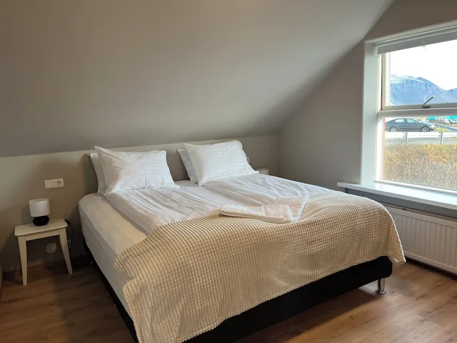 شقة بسرير كينج وسريرين منفصلين بغرفتي نوم مع أريكة، Guesthouse Hvammur 3/7