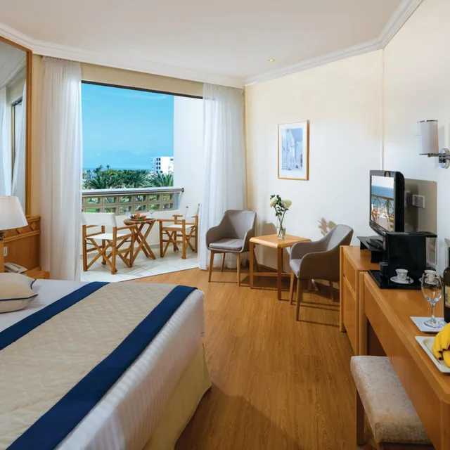 غرفة متصلة كلاسيكية عائلية بإطلالة جزئية على البحر، Constantinou Bros Athena Beach Hotel 1/5