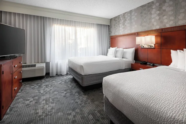 جناح بسريرين مزدوجين بإطلالة على الفناء بغرفة نوم واحدة مع أريكة، Courtyard by Marriott San Jose Cupertino 1/3