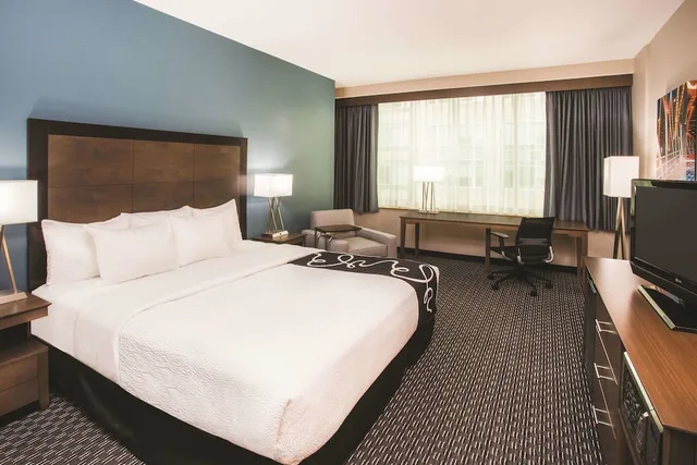 جناح بسرير كينج وسرير كوين بغرفة نوم واحدة مع سرير سحّاب إضافي، La Quinta Inn Suites By Wyndham Chicago Downtown 1/10
