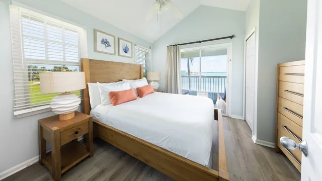 فيلا بريميوم بسريرين منفصلين وسرير كوين بغرفتي نوم مع أريكة، Hawks Cay Resort 1/4