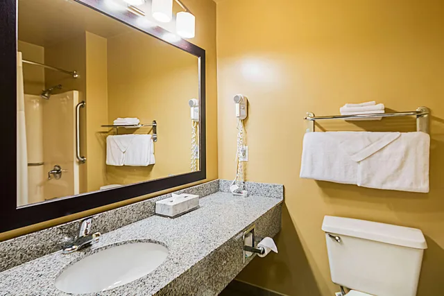 غرفة بسرير كينج، Quality Inn Fairmont 7/9