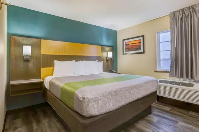 غرفة بسرير كينج لغير المدخنين بمطبخ، Studio6 Lenexa, KS - Overland Park 1/4