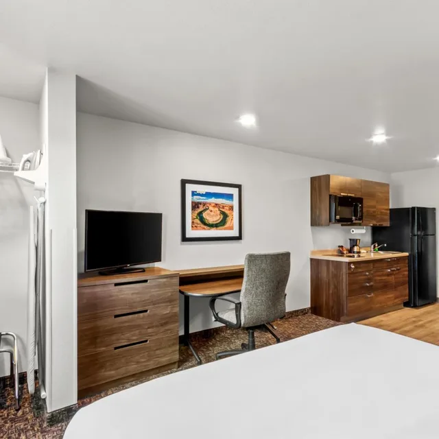غرفة قياسية بسرير كينج، Sonesta Simply Suites Avondale 7/10