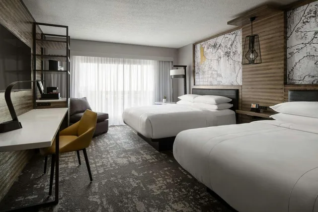 غرفة بسريرين كوين مع دخول الصالة، Marriott Indianapolis North 2/5