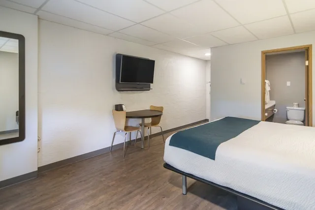 غرفة قياسية بسرير كينج بمطبخ صغير، Motel6 Saanichton, BC - Victoria Airport 5/10