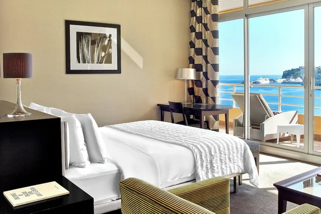 جناح تنفيذي بسرير كينج بشرفة بغرفة نوم واحدة بإطلالة جزئية على البحر، Le Meridien Beach Plaza 1/5