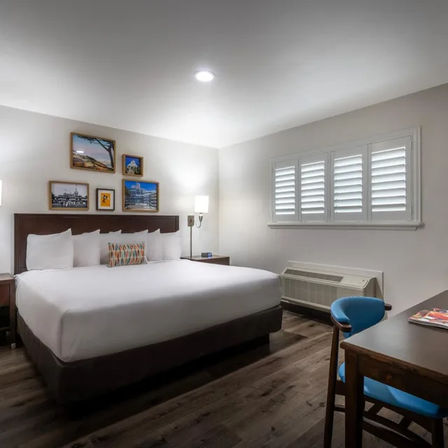 2 Bedrooms, Plus, Single, King Bed, 2 Queen Beds، Alpine Inn Near Convention Center And the Park 5/10