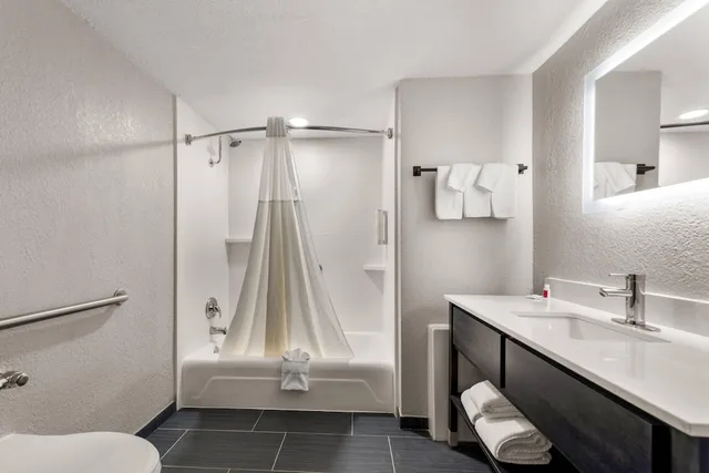 غرفة قياسية بسرير كينج، Clarion Pointe Rhinelander Downtown 10/10