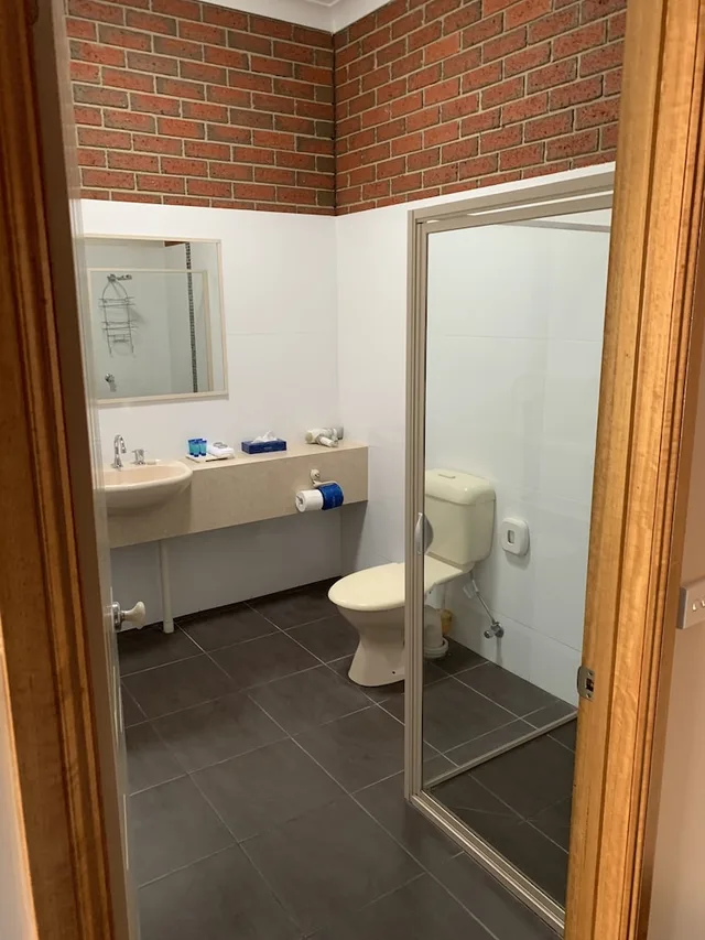 غرفة ديلوكس بسرير كوين وسرير فردي بغرفة نوم واحدة، Tanjil Motor Inn 2/2