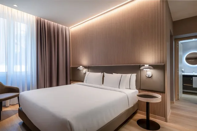 غرفة سوبيريور بسرير كوين بشرفة، AC Hotel by Marriott Clodio Roma 2/6