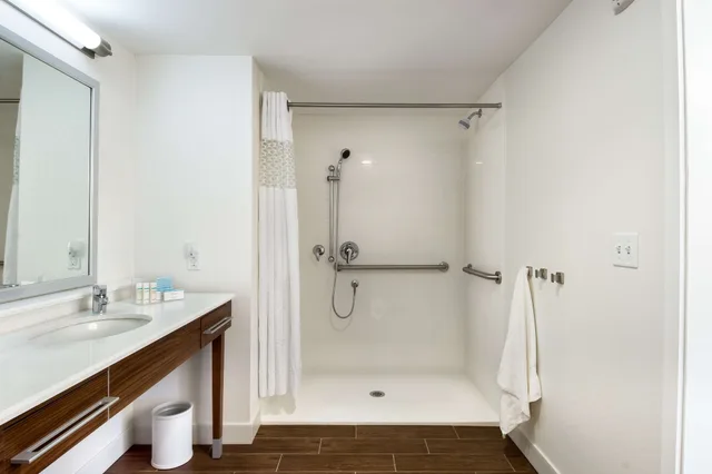استوديو بسريرين كوين بإطلالة على الشاطئ مع أريكة لذوي الإعاقة، Hampton Inn and Suites by Hilton Clearwater Beach 10/10