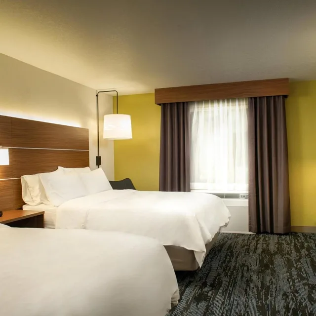 غرفة بسريرين مزدوجين مع أريكة، Holiday Inn Express Hotel & Suites Wausau 4/7