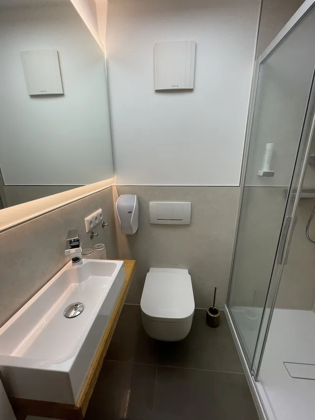 غرفة بسرير كوين بإطلالة على الجبل بشرفة، Landhaus Kossel 9/10