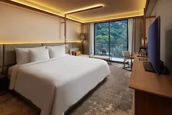 Club, King Bed, The Gaia Hotel Bandung 1/3