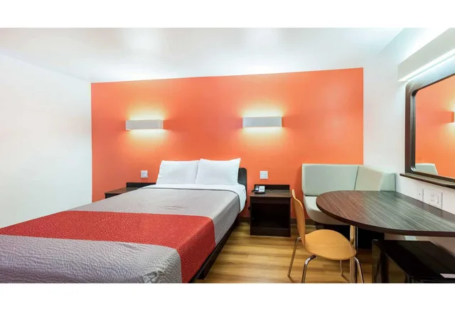 1 Queen Bed Mobil Acces Tub Nsmk Minifridg، Motel6 Fort Worth, TX - North - Saginaw 6/7