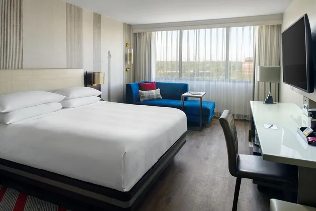 Guest Room, 1 King or 2 Double Beds, High Floor, Concierge Level، Marriott Kansas City Overland Park 2/4