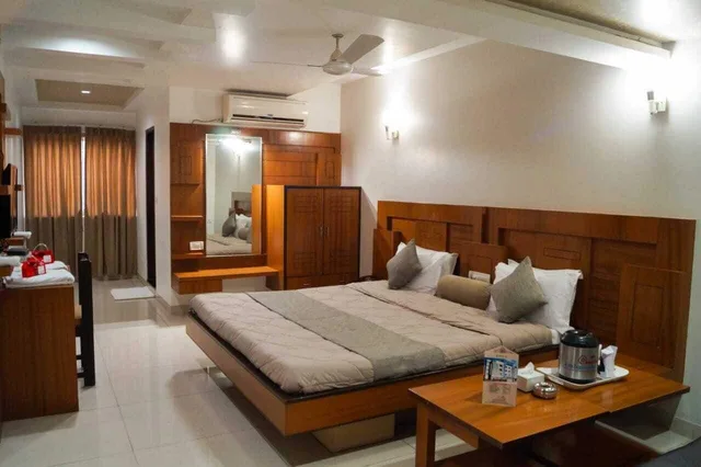 غرفة ديلوكس بسرير مزدوج، HOTEL AMBASSADOR VADODARA 8/10