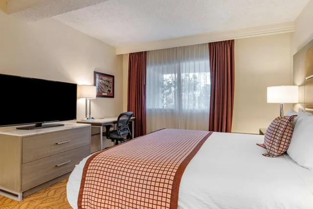جناح بسرير كينج بشرفة مع أريكة بمنطقة جلوس في الطابق الأرضي، Best Western Plus Thousand Oaks Inn 2/3