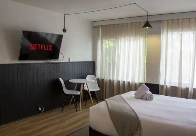 Studio, Queen Bed, SoYa on Davis Apartment Hotel 4/6