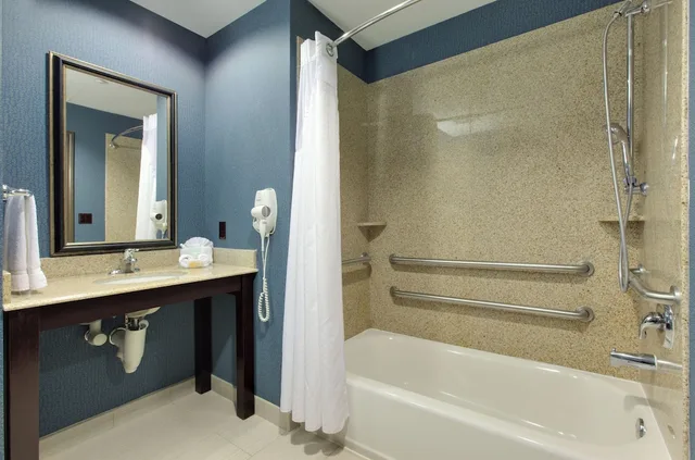 غرفة قياسية بسريرين مزدوجين لذوي الإعاقة، Holiday Inn Houston East Channelview 2/2
