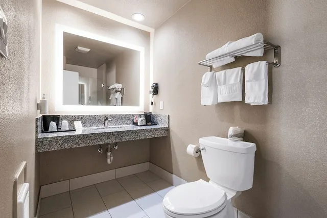 جناح ديلوكس بسرير كينج بحوض جاكوزي، Heritage Inn Yosemite Sonora Formerly Inns of California Sonora 2/4