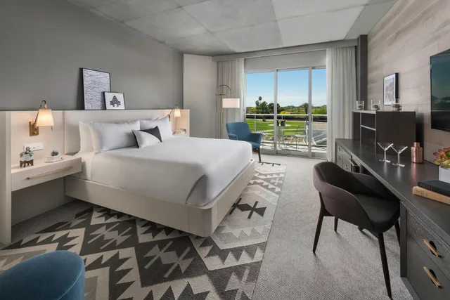 Signature, Premium, King Bed, Mountain Shadows 7/10