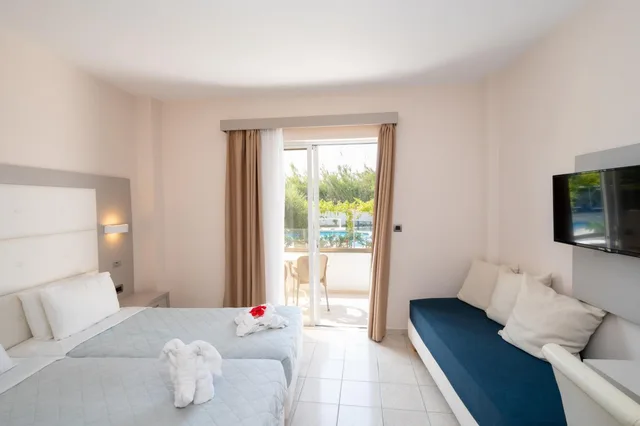 غرفة ثلاثية بإطلالة على الحديقة، Costa Angela Seaside Resort 1/7