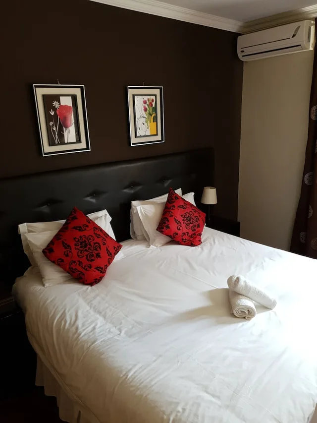 غرفة فاخرة بسرير كوين، Houghton Guest House 1/3