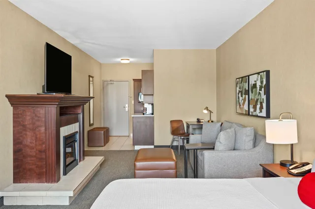 Superior, King Bed, Ramada By Wyndham Drumheller Hotel & Suites 3/3