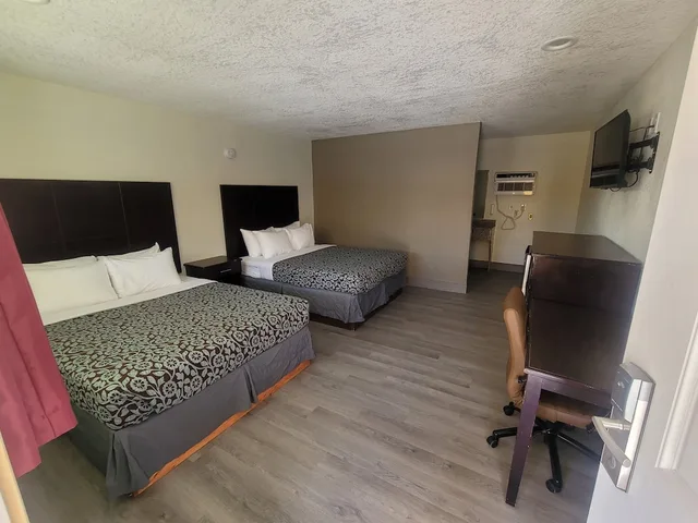 Efficiency, 2 Queen Beds, Accessible، Econo Lodge Las Vegas NM 2/5