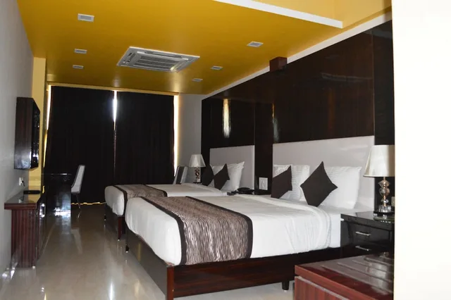 Friends and Family, 2 King Beds، Hotel Calangute Central 2/5