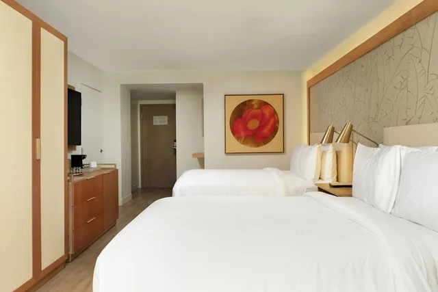 غرفة بسريرين كوين بشرفة بإطلالة جزئية على البحر، Courtyard Isla Verde Beach Resort 1/4