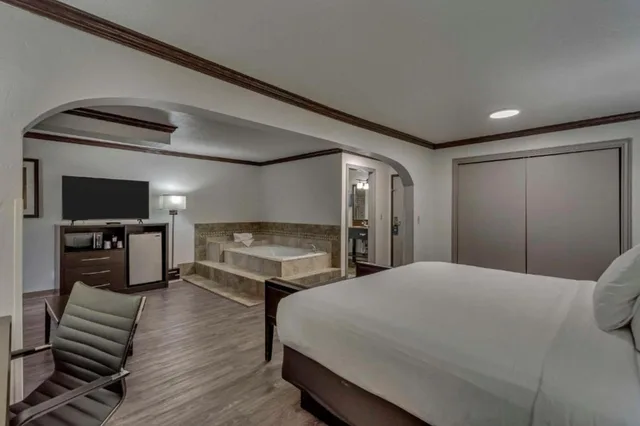 جناح بسرير كينج بغرفة نوم واحدة بجاكوزي، Park Inn By Radisson Salt Lake City Midvale 2/5