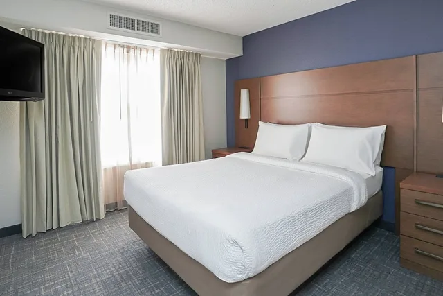 جناح بسرير كوين بغرفة نوم واحدة مع أريكة، Residence Inn Colorado Springs North 1/5