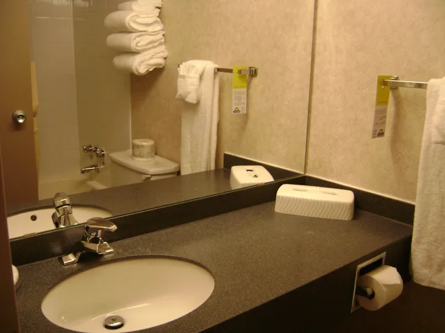 Standard, Queen Bed, Street View، Days Inn by Wyndham Victoria On The Harbour 9/10
