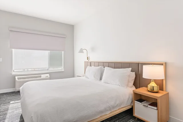 جناح بسرير كينج بغرفة نوم واحدة مع أريكة لذوي الإعاقة، TownePlace Suites Pueblo Downtown 1/2