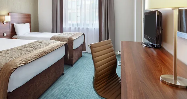 غرفة سوبيريور بسرير مزدوج أو سريرين منفصلين، Leonardo Hotel Milton Keynes 2/3