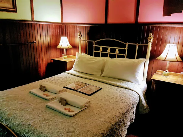 Courtyard, Queen Bed، Bridgefield Guest House 1/5