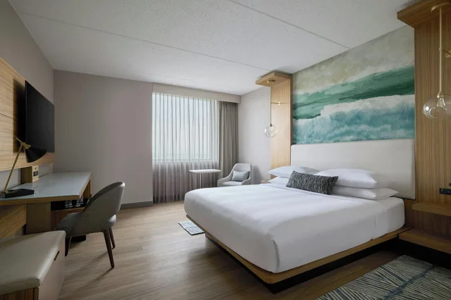 غرفة بريميوم بسرير مزدوج، Chicago Marriott Northwest 1/3