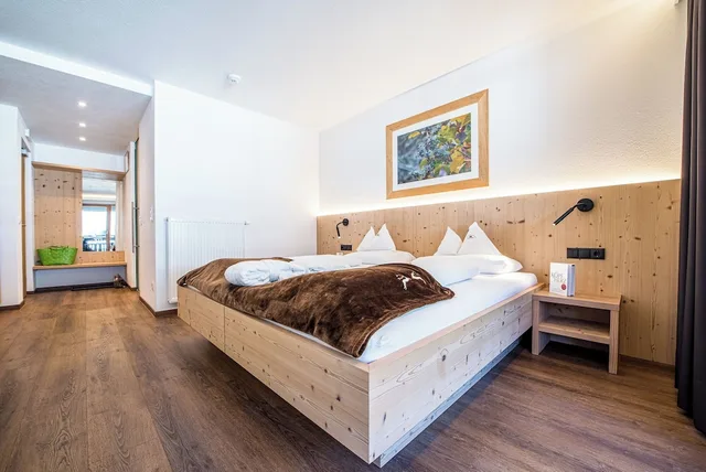 Rosa, Junior Suite, King Bed, Balcony، Alphotel Stocker 1/3