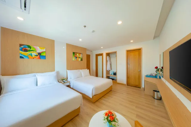 Superior, 1 Double and 1 Single Bed, No Window، Kova Diamond Hotel Da Nang 4/6