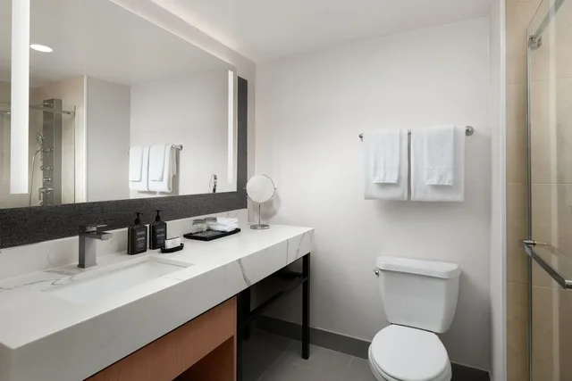 Room, 2 Double Beds, Sheraton Ontario Airport Hotel 8/10